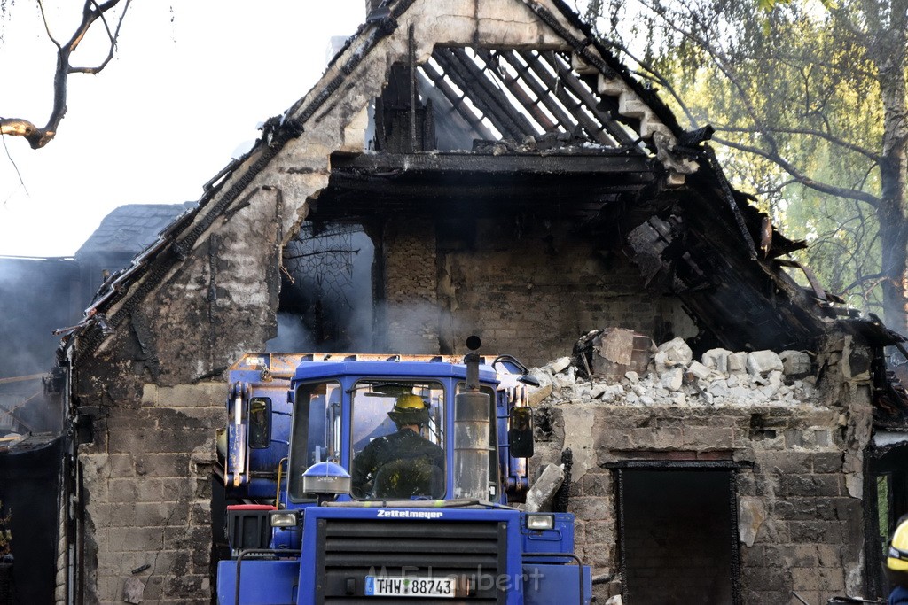 Grossfeuer Einfamilienhaus Siegburg Muehlengrabenstr P0965.JPG - Miklos Laubert